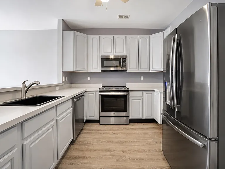 100 Pine St #5 — Photo 4