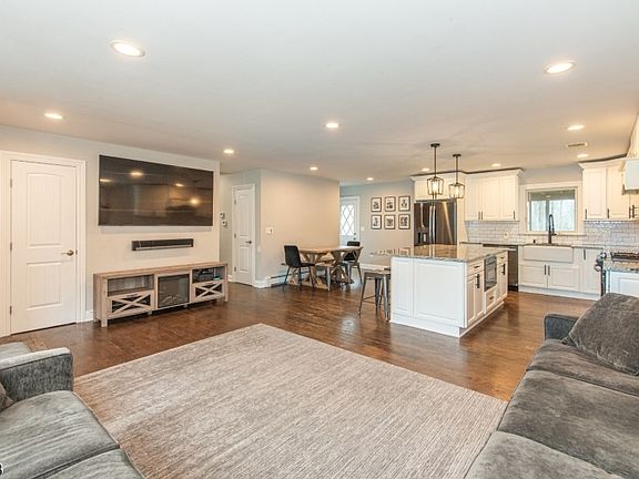 3rd image of 28 Riverview Rd