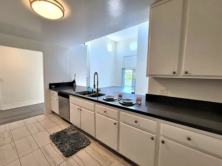 2050 S Bentley Ave — Photo 41