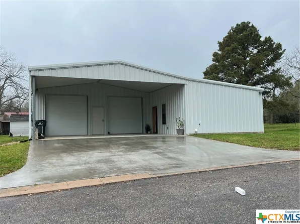 1506 N Hackberry St, Shiner, TX 77984