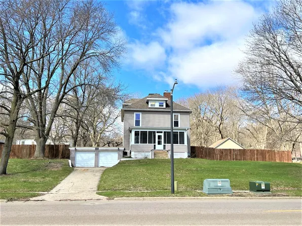 115 W 1st St S, Estherville, IA 51334