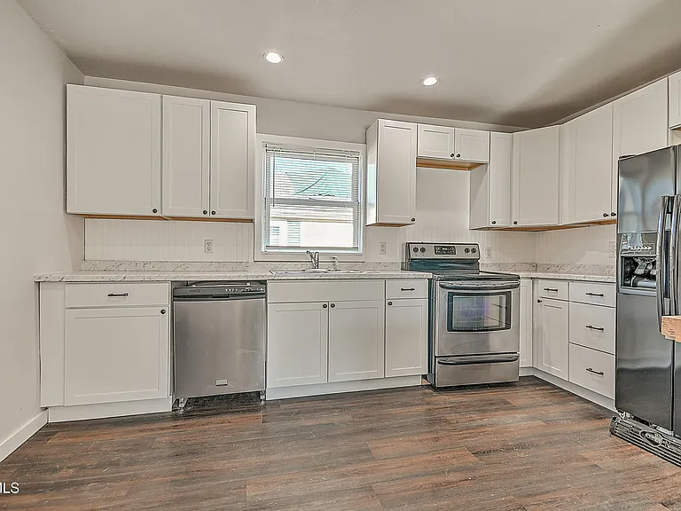 488 Virgil Ave — Photo 8