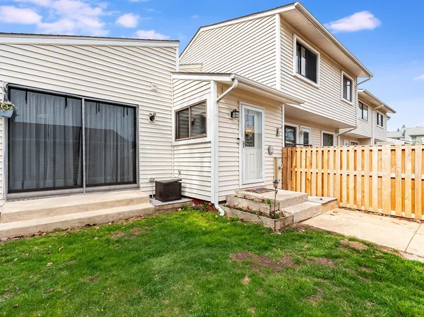 10 Wake Robin Ct, Woodridge, IL 60517