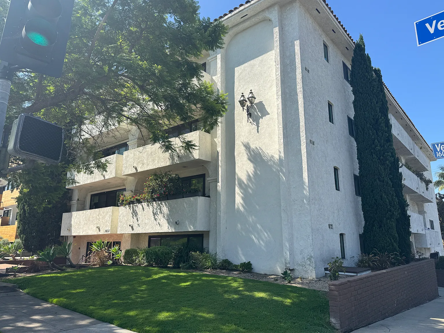 2 bed, 1112 sqft, $3,900 — Photo 3
