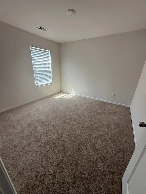 5 bed, 2368 sqft, $2,300 — Photo 3