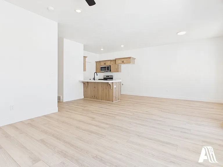 443 E 650 N — Photo 15