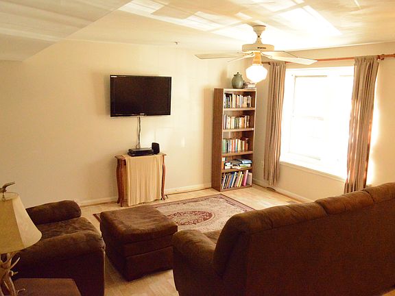 3rd image of 212 Moser Cir