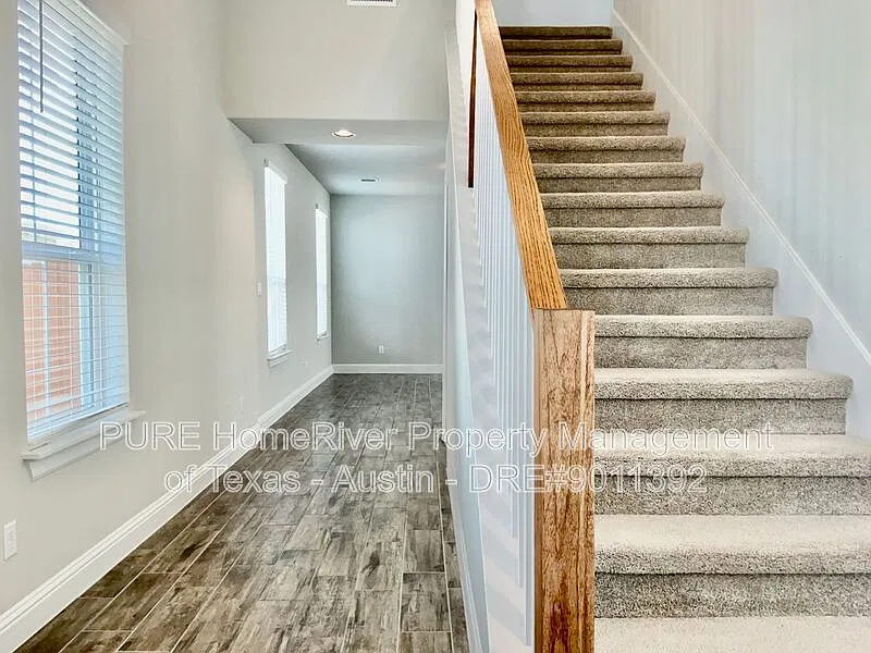 3 bed, 2.5 bath, 2203 sqft, $2,100 — Photo 3