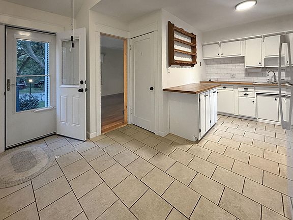 3rd image of 52 Deerpath Rd