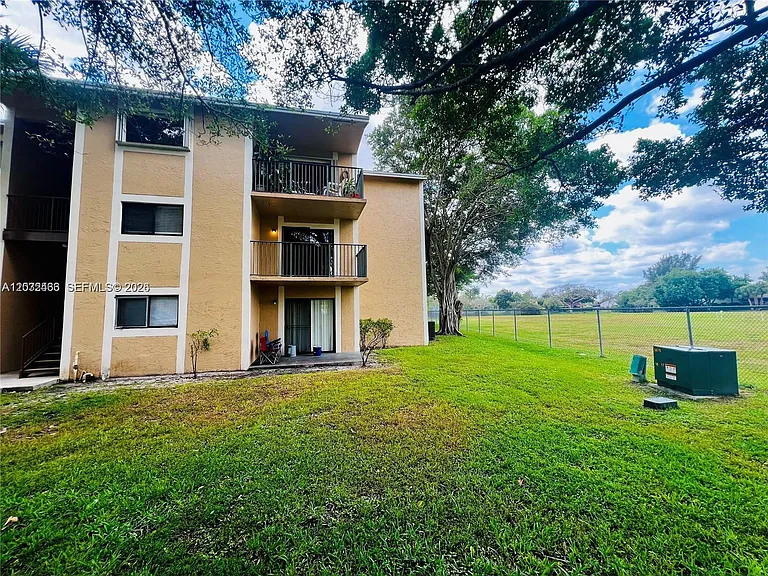 350 Palm Cir W #203 — Photo 18