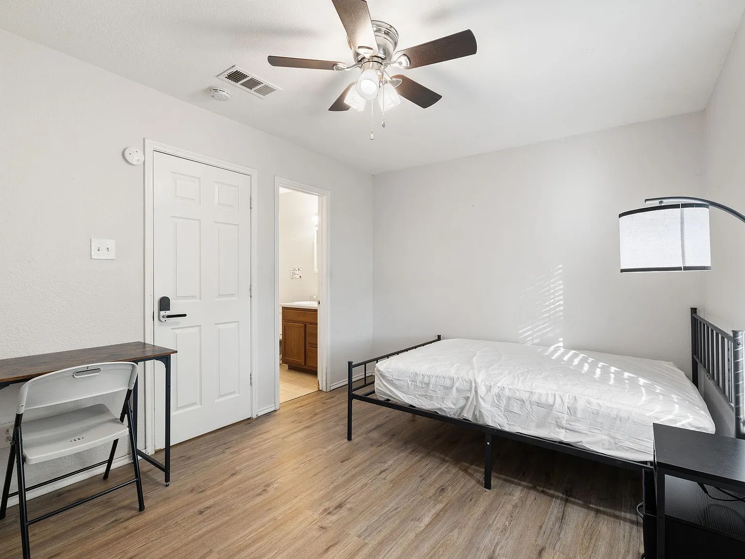 4 bed, 2.0 bath, 1000 sqft, $1,048 — Photo 2