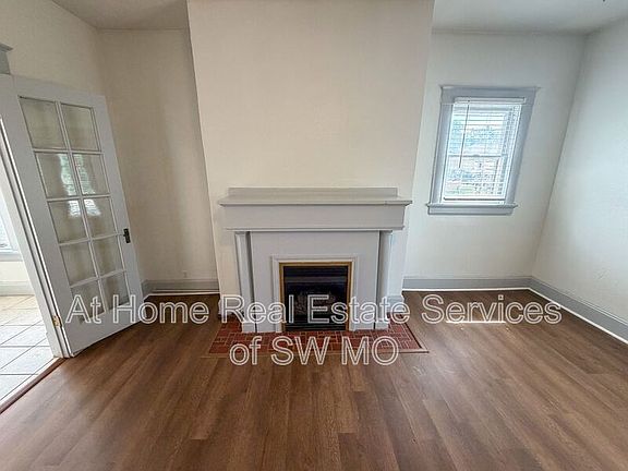 3rd image of 1021 E Walnut St APT 1