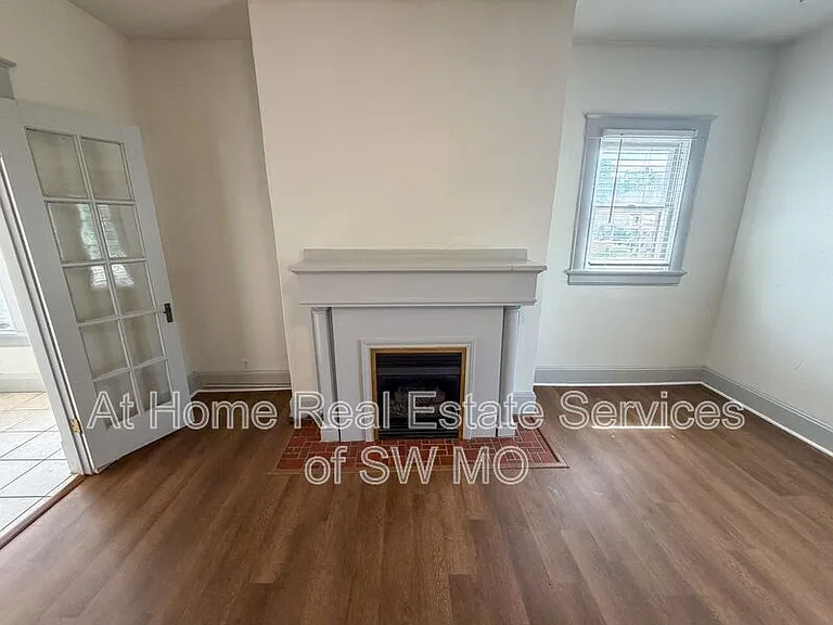1021 E Walnut St #1 — Photo 3