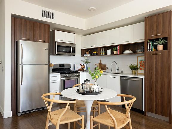 5th image of 733 N Hudson Ave #418