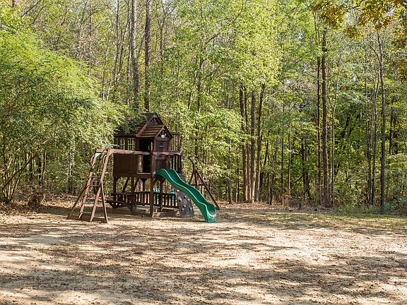 3rd image of 265 Countryside Dr