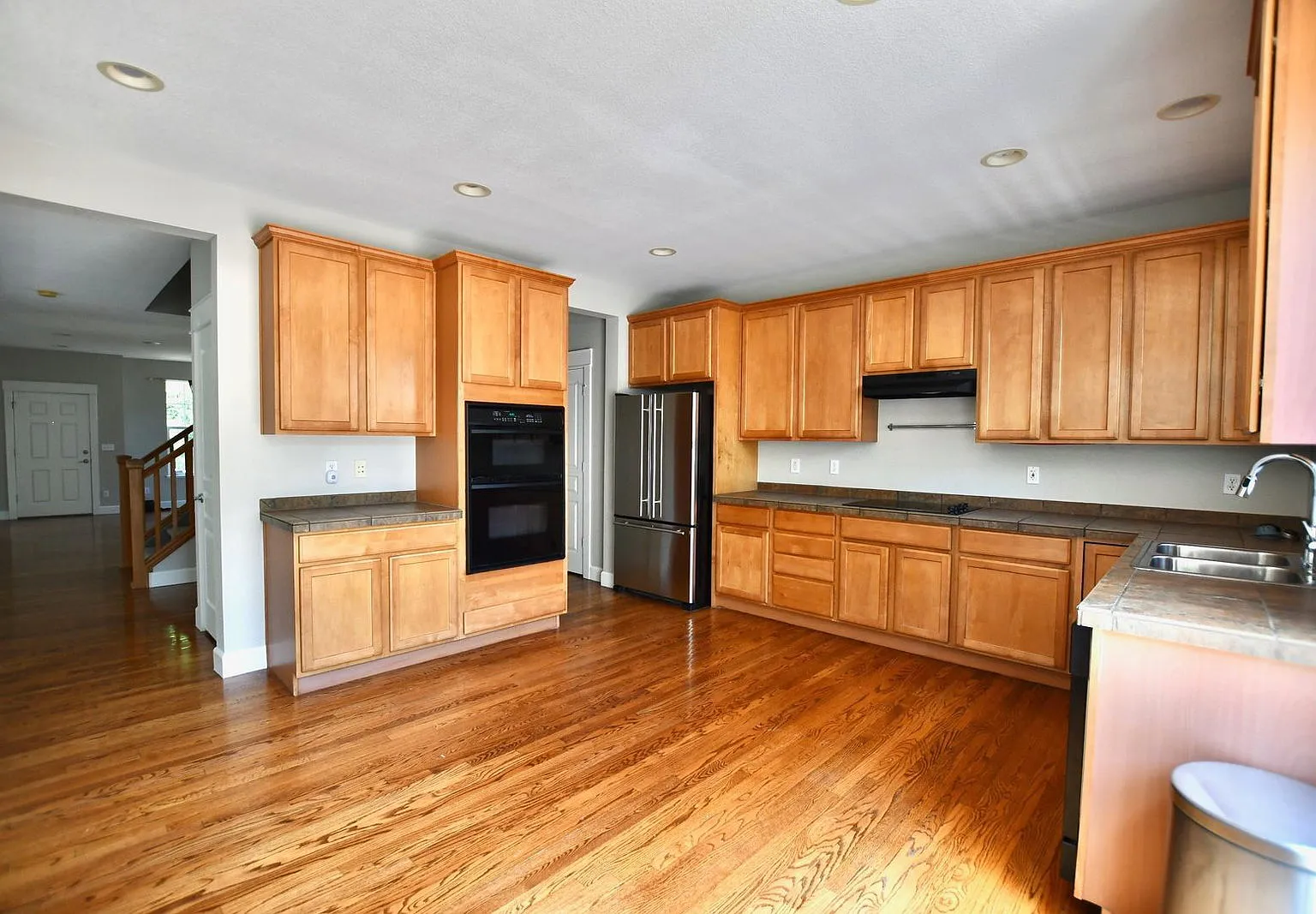 5 bed, 3.5 bath, 3804 sqft, $3,995 — Photo 4