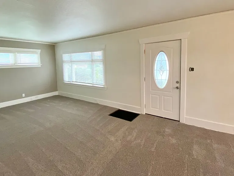 15721 Main St E — Photo 5