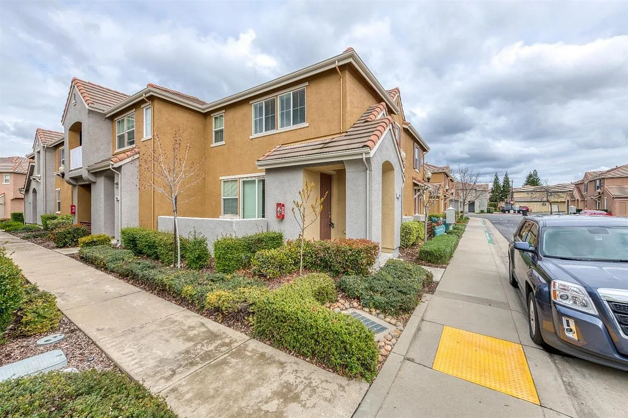 1010 Dante Cir — Photo 1