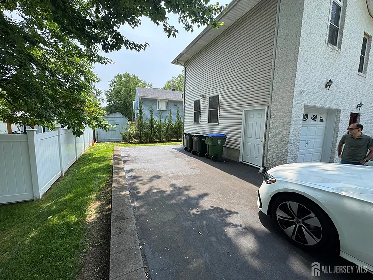 5 Hollywood St — Photo 2