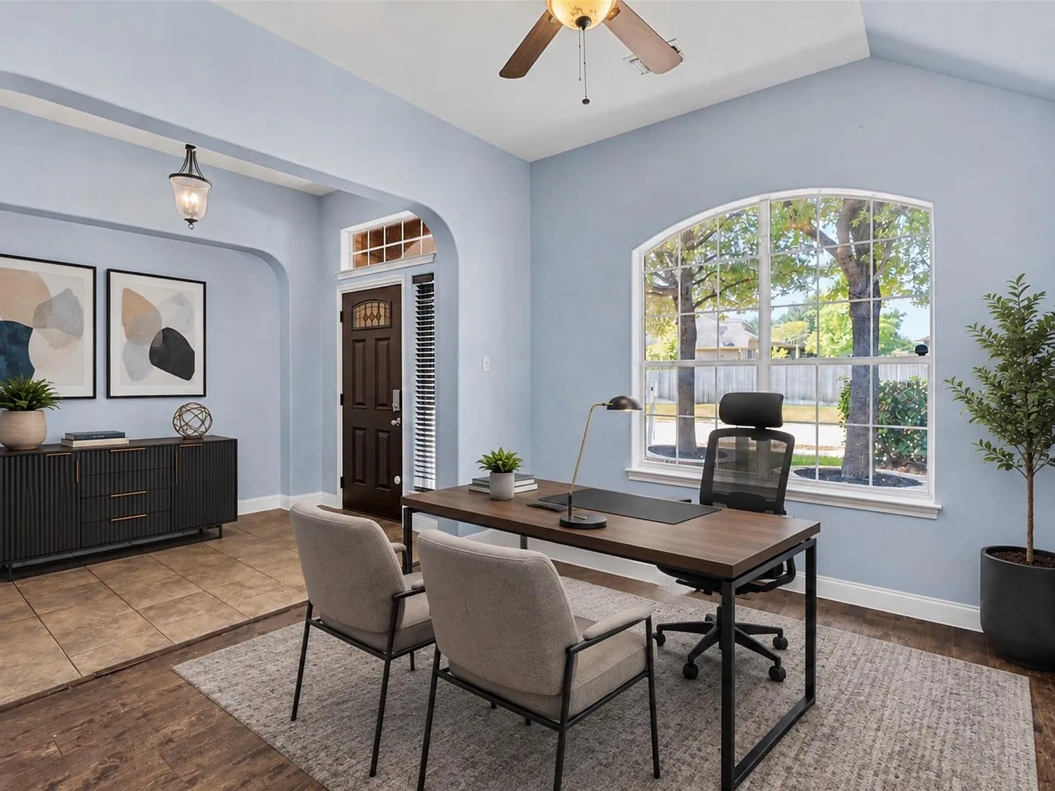 3 bed, 2.0 bath, 2307 sqft, $2,950 — Photo 3