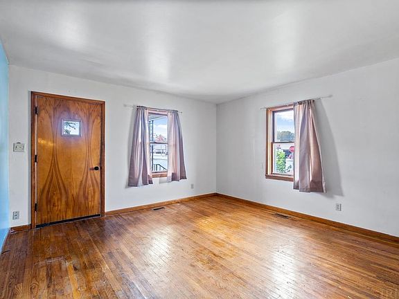3rd image of 104 E Kentucky St