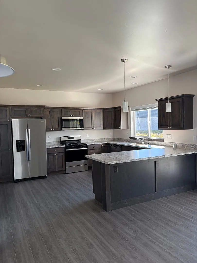 Brand New 3 Bed 2.5 Bath with double attached garage in Belgrade — Photo 3