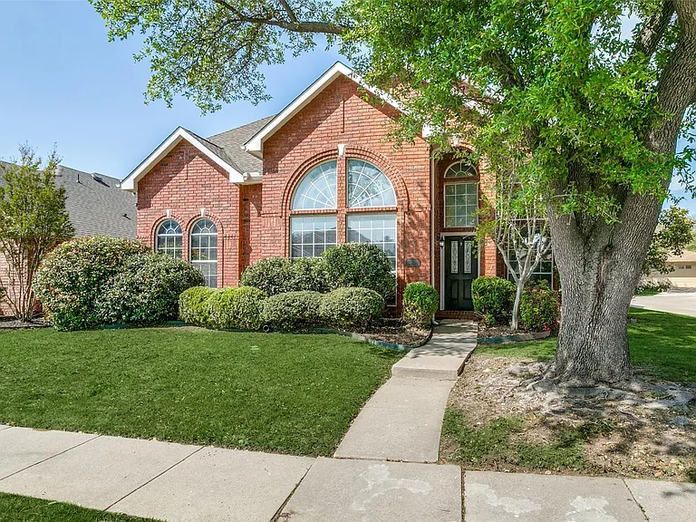 1649 Bennington Dr — Photo 1