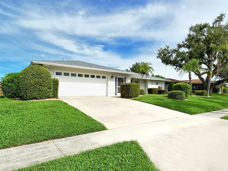 6722 Roxbury Dr — Photo 54