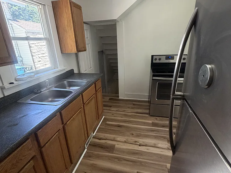 218 Goguac St W — Photo 6