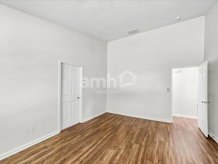 10921 Gardenia St — Photo 9
