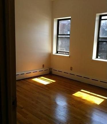 3rd image of 31 W 126th St