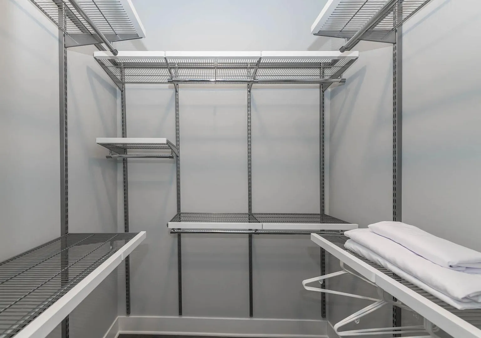 2 bed, 1217 sqft, $4,195 — Photo 3