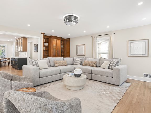 5th image of 310 Rivoli Cir
