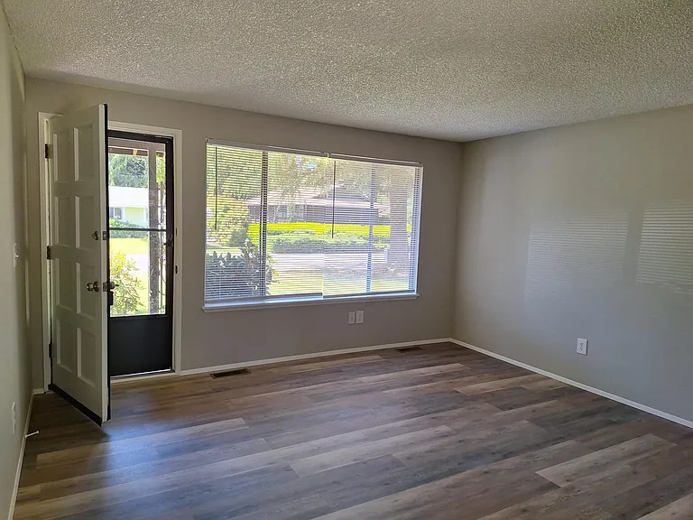 265 NE Silver Pine Dr — Photo 2
