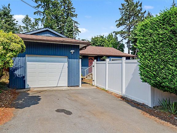3rd image of 3730 Departure Bay Rd