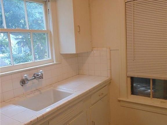 4th image of 912 W 22nd 1/2 St APT I