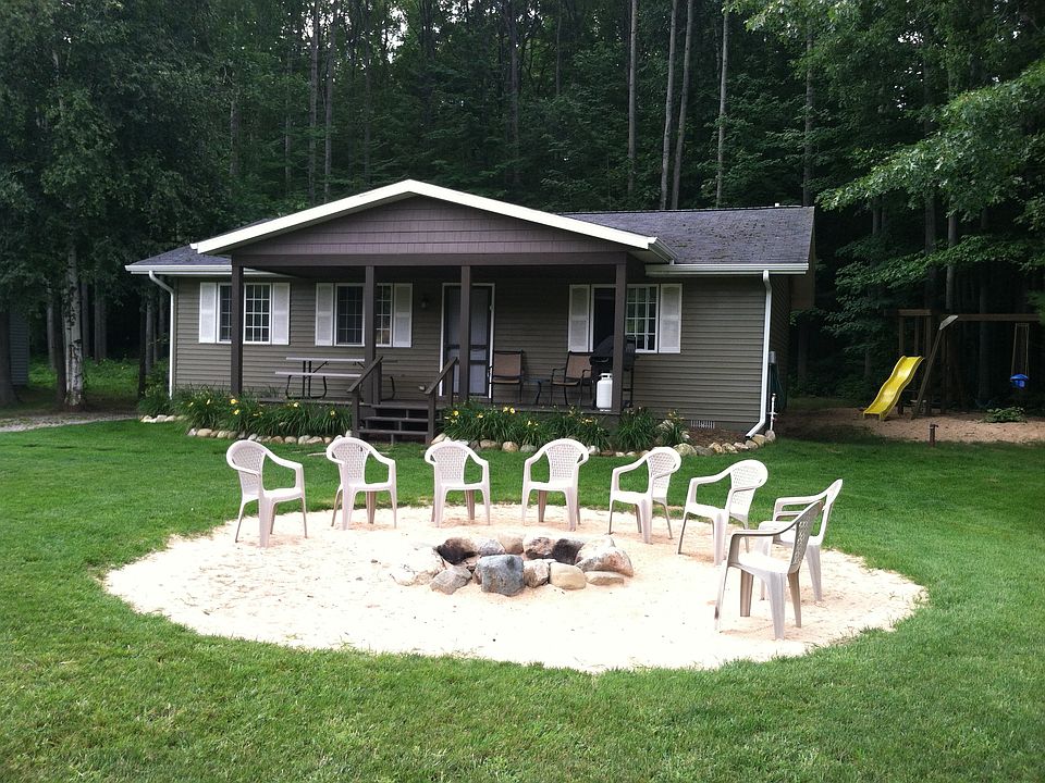 Front of cottage w/firepit