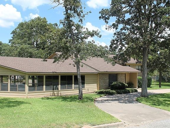 3rd image of 214 Briarwood Dr