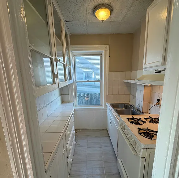 328 336 5th St Unit 1 Fall River Spacious 2 Bedroom in Corky Row Historic District! Great Location — Photo 4