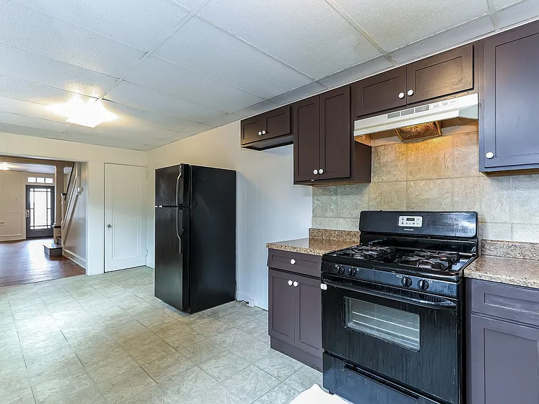 546 Manor St — Photo 4