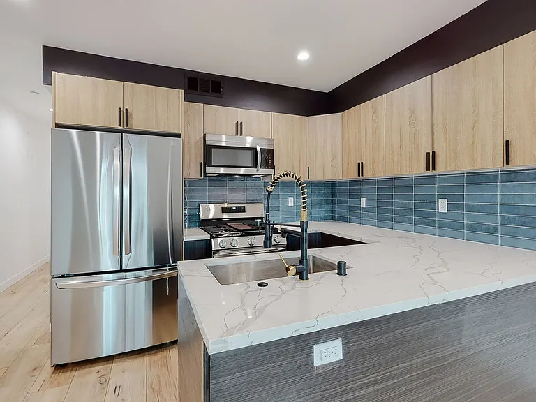 6811 Gloria Ave — Photo 2
