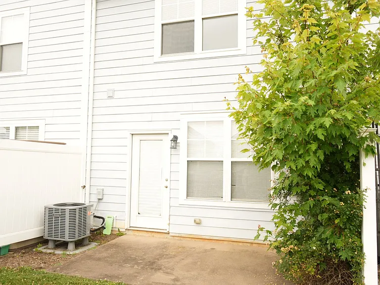 306 Marquette Ct — Photo 18
