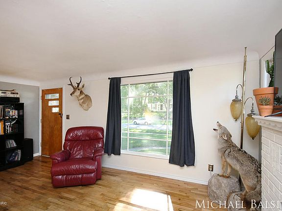 5th image of 3123 Cheney Ave NE