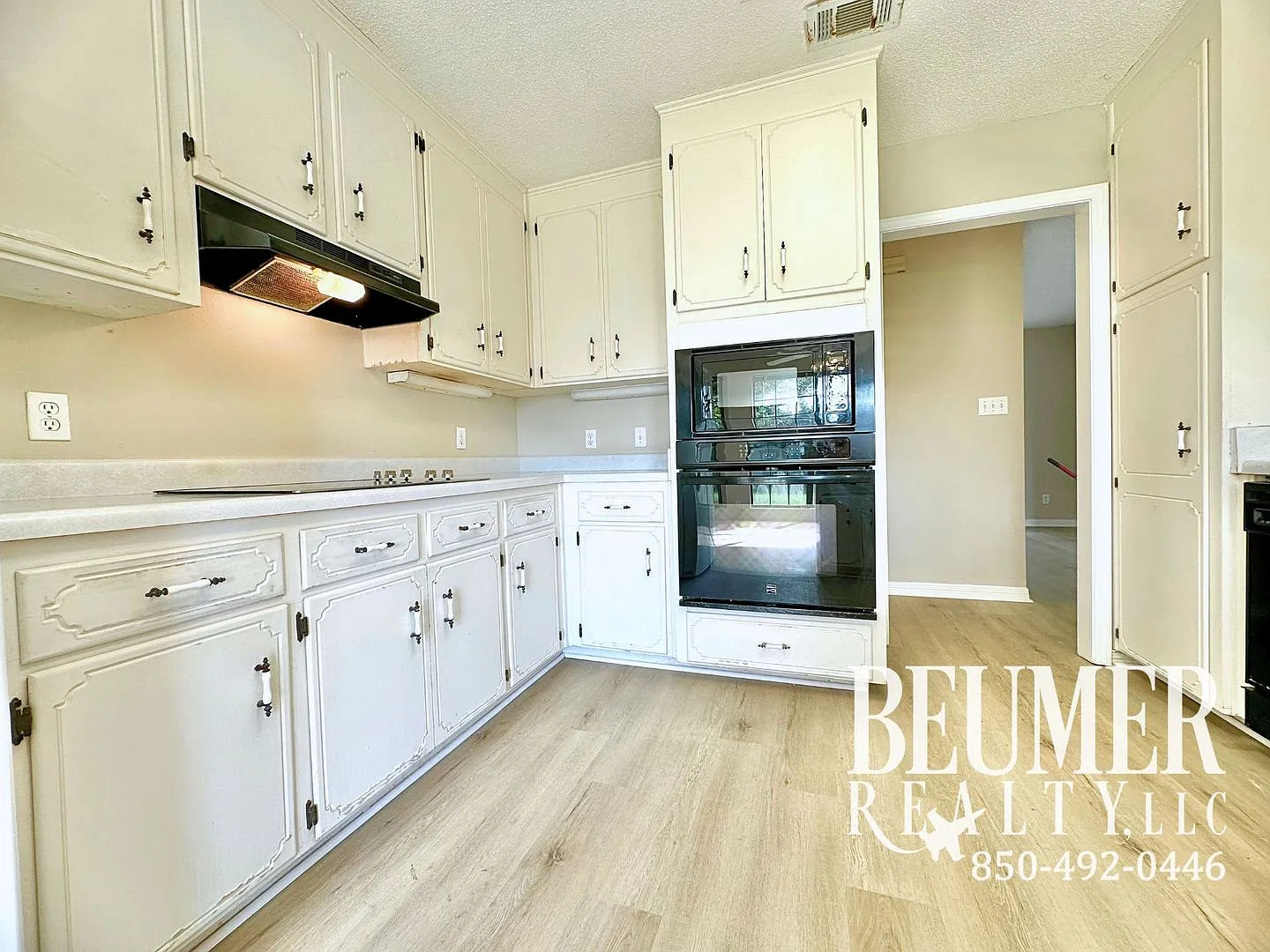Expansive Home 4BR/3BA Home For Rent — Photo 4