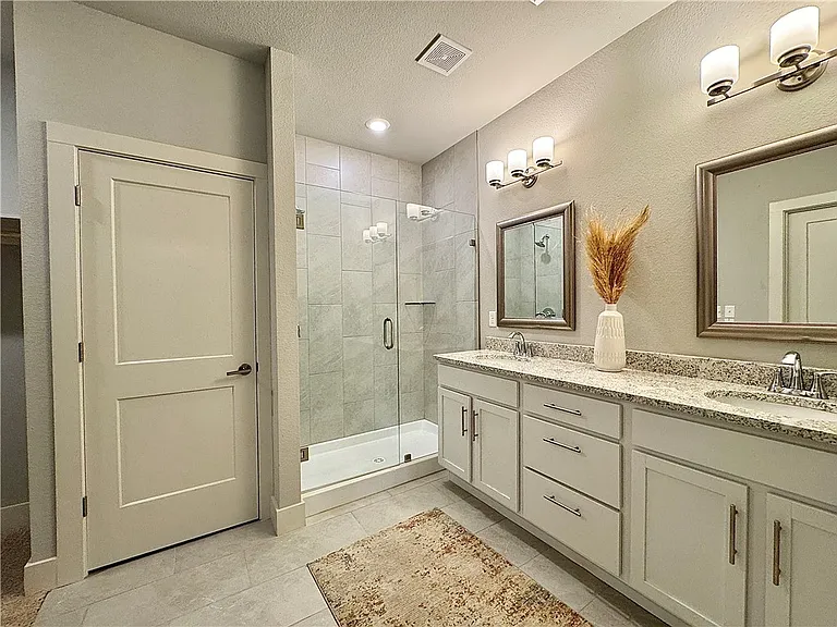 915 NE Heights Ln — Photo 18