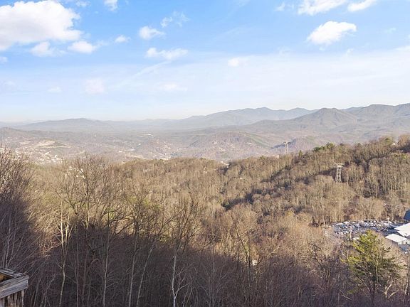 3rd image of 1329 Ski View Dr