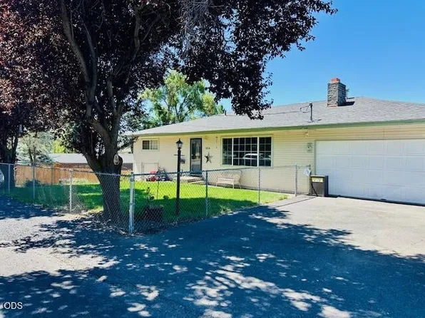 1814 Carlson Dr, Klamath Falls, OR 97603