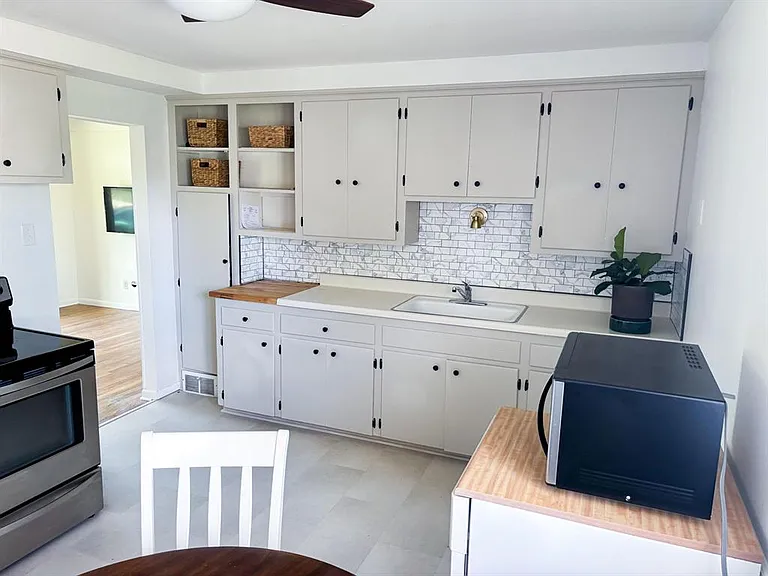 28700 Kathryn St — Photo 2