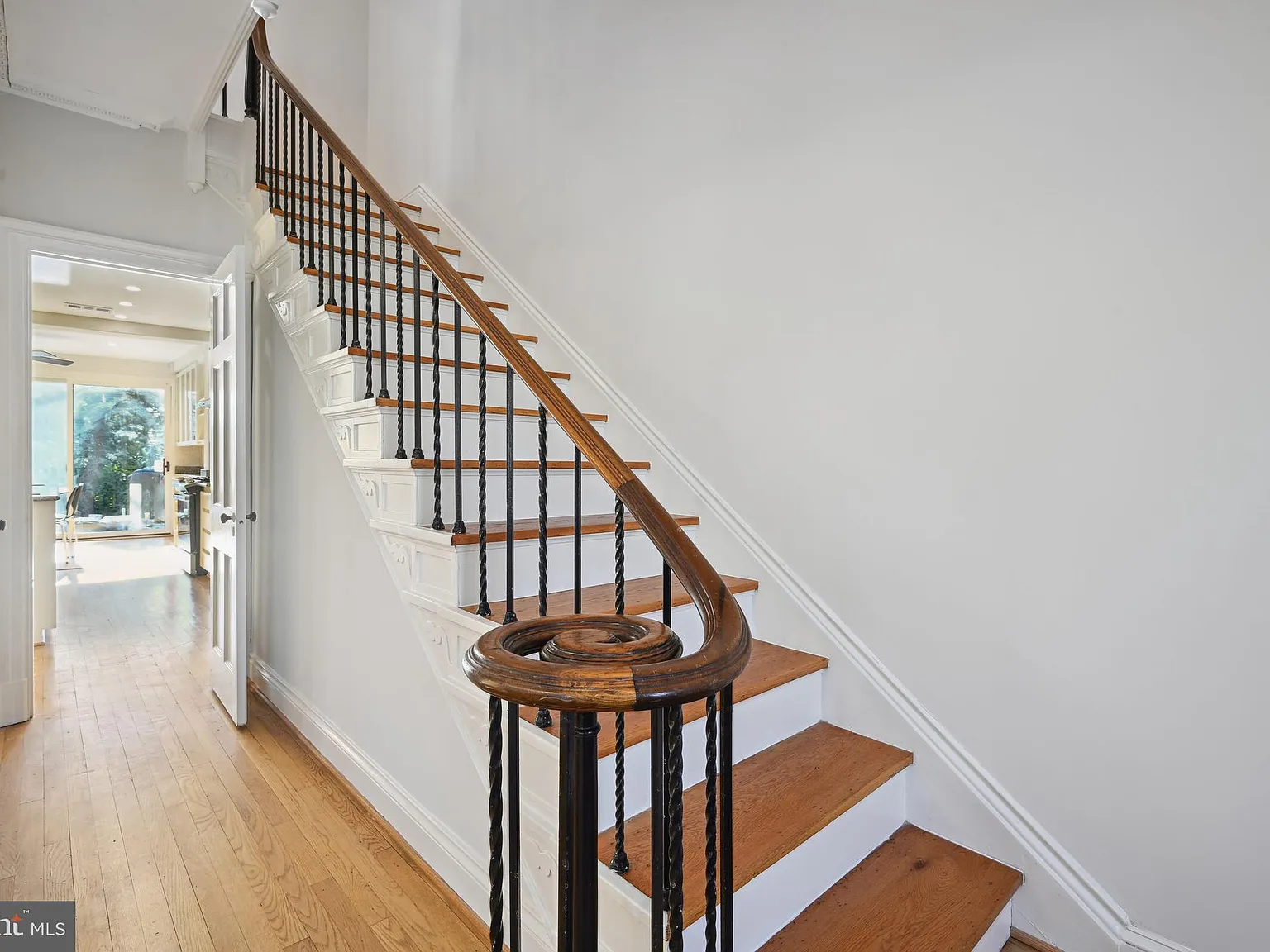 5 bed, 3226 sqft, $7,800 — Photo 3
