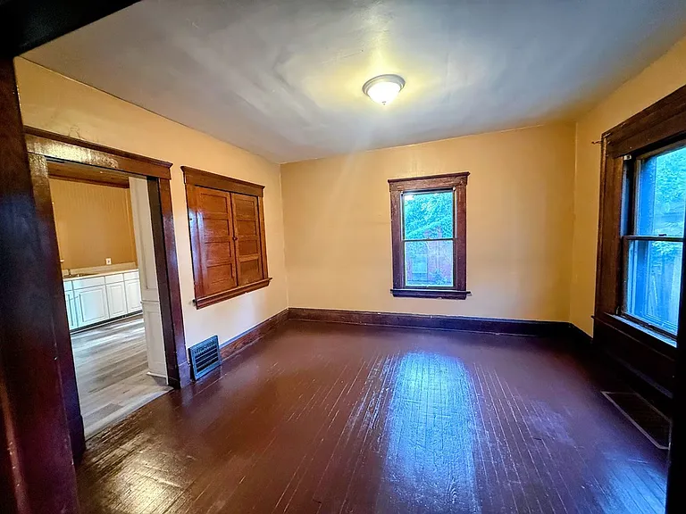 638 Merton Ave — Photo 5